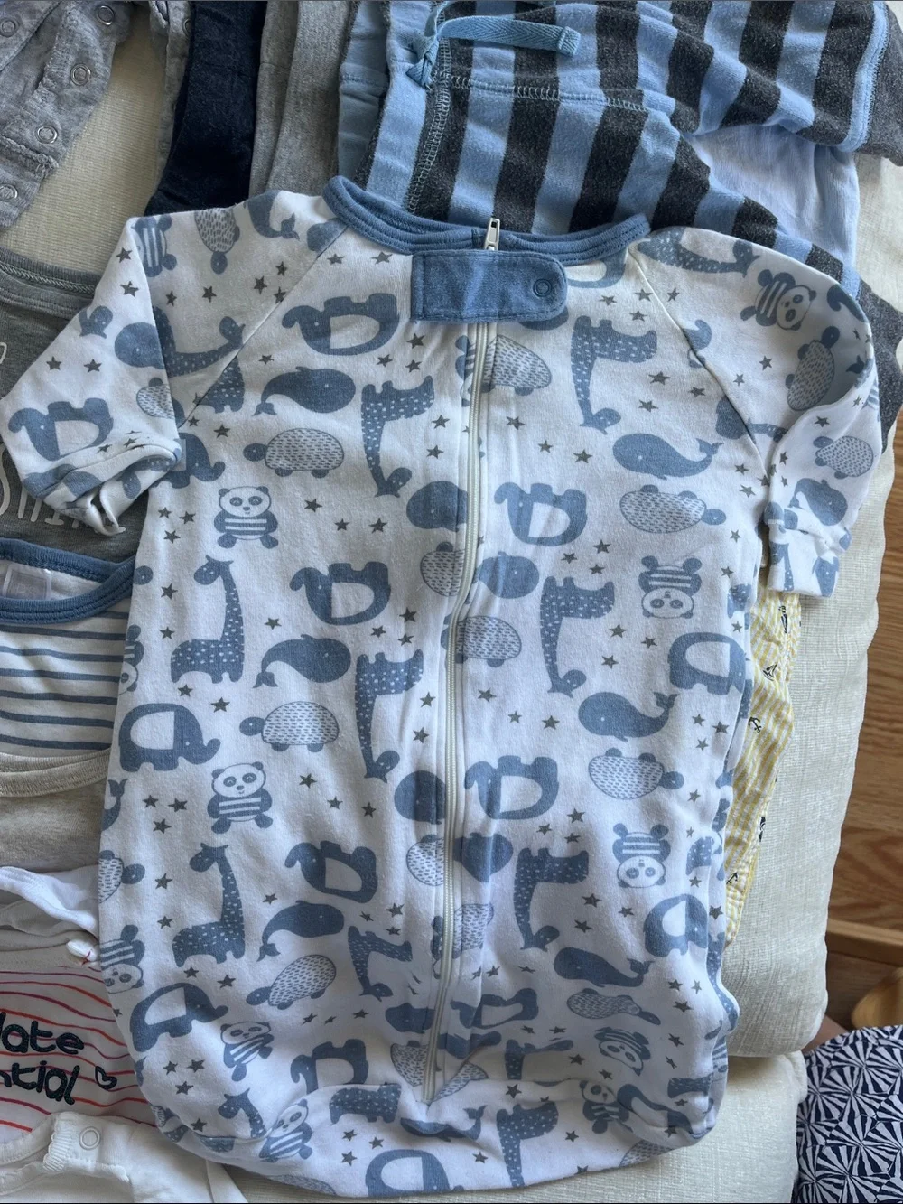 Baby clothing bundle like new - 0-3 months bodies, pajamas, beanies, onesie…